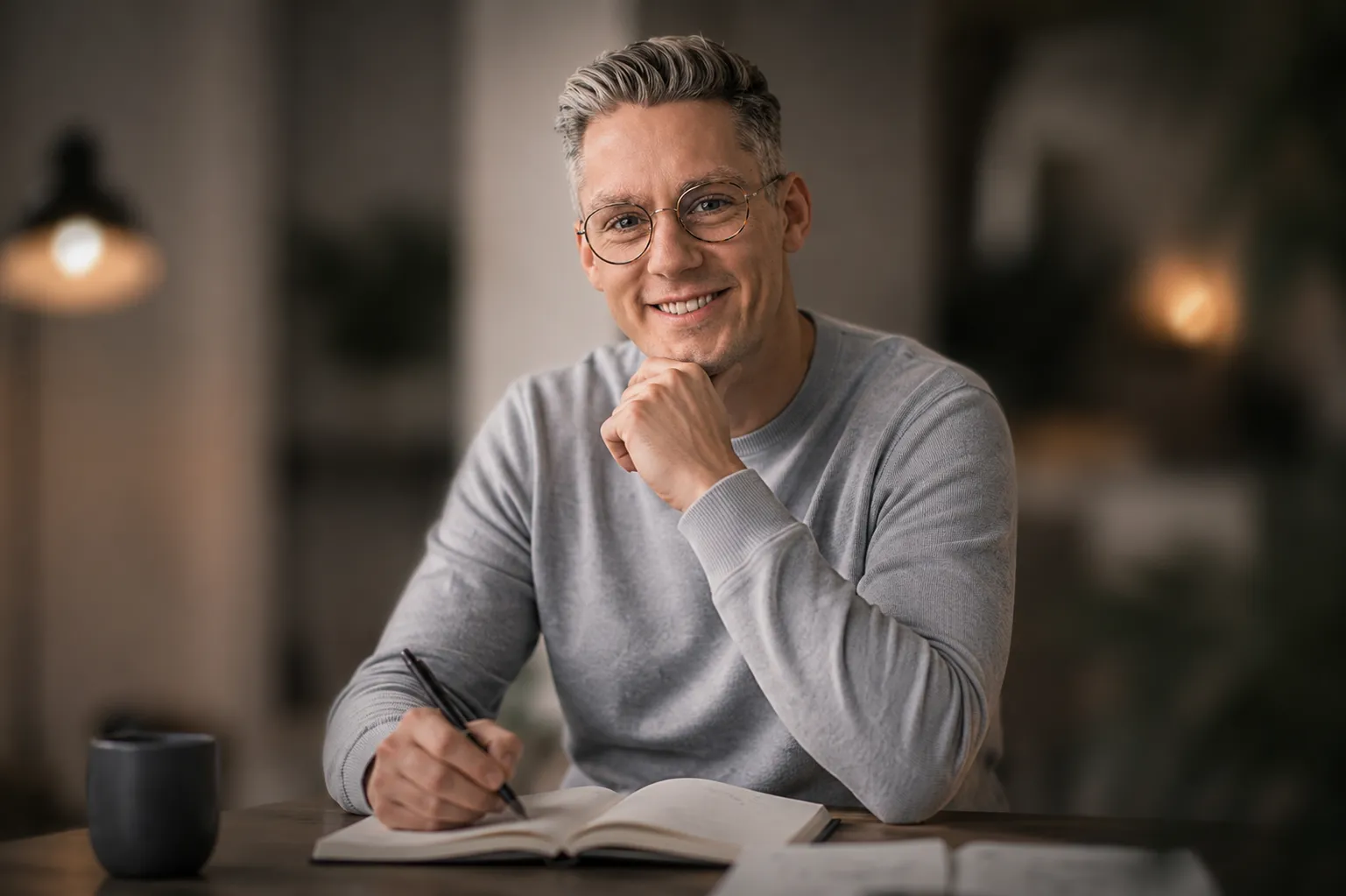 Patrick Reuver am Schreibtisch, KI-generiert